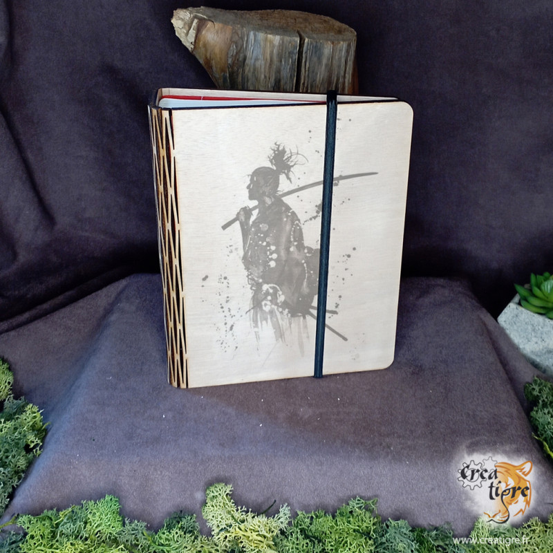 Livre en bois samouraï japonais gravé