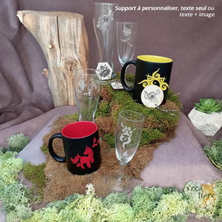 Coffret de cadeau pour la famille avec tasses, verres et portes clés à personnaliser.