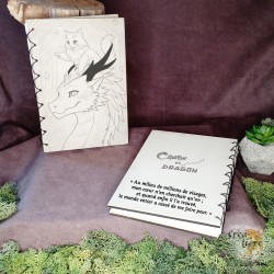 Carnet en bois avec dragon et chaton gros plan