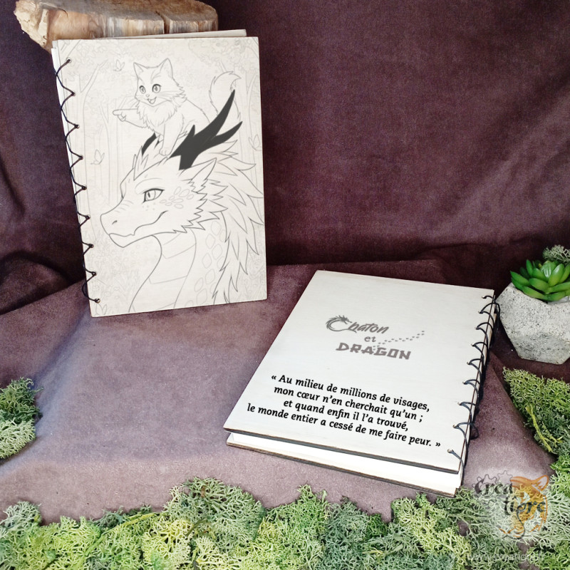 Carnet en bois avec dragon et chaton gros plan