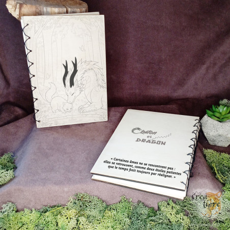 Chaton et dragon carnet en bois qui boit de l'eau