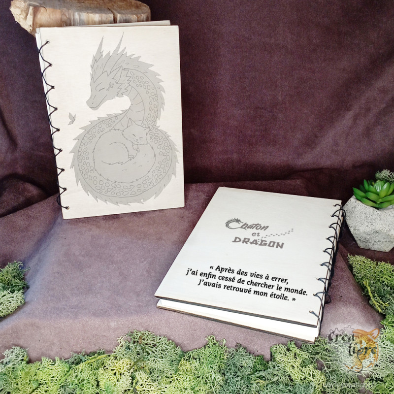 Chaton et dragon carnet en bois dragon et chaton dans le ciel et dort.