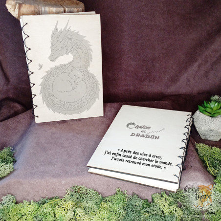 Chaton et dragon carnet en bois dragon et chaton dans le ciel et dort.