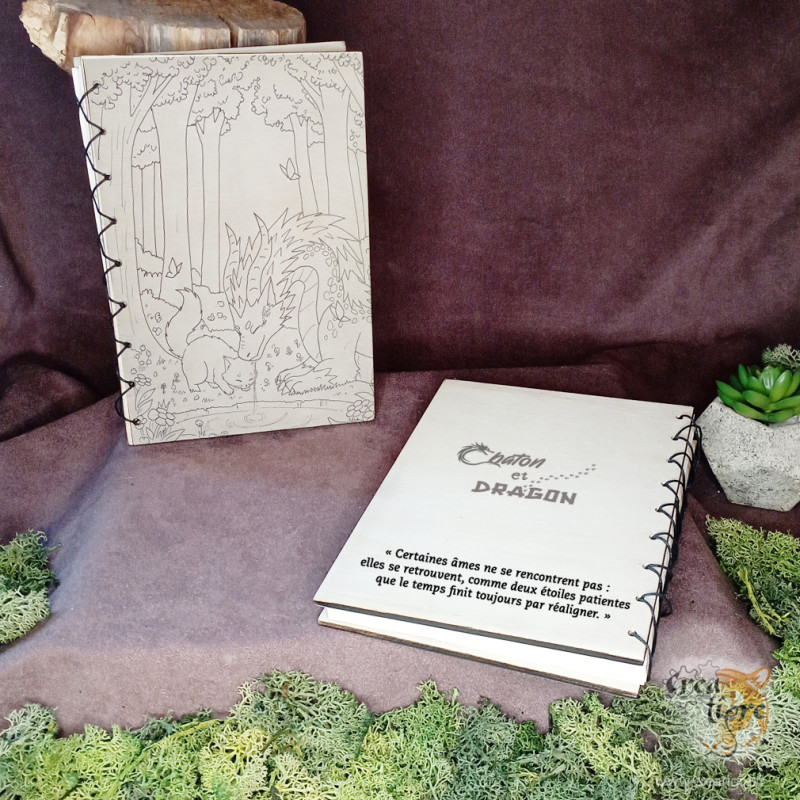 Chaton et dragon carnet en bois qui boit de l'eau